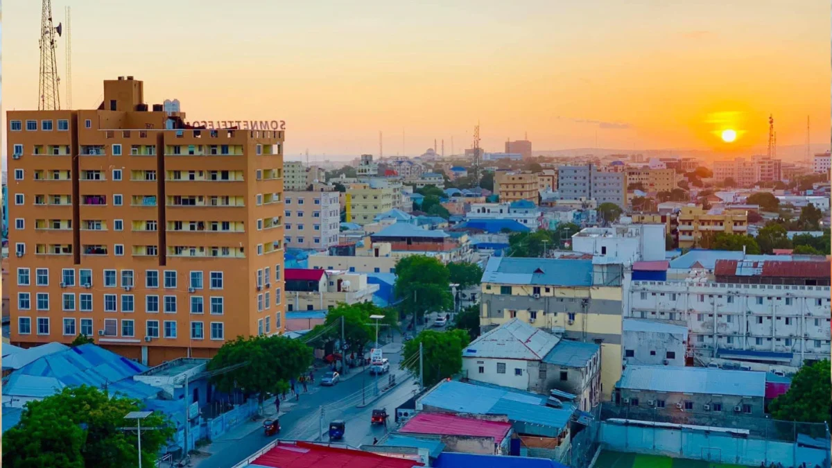 Nasiib-darro Qaran iyo Dulmi Isdaba-joog ah: Muqdisho oo Mugdi Galeysa hadaan laga waantoobin waxa socda